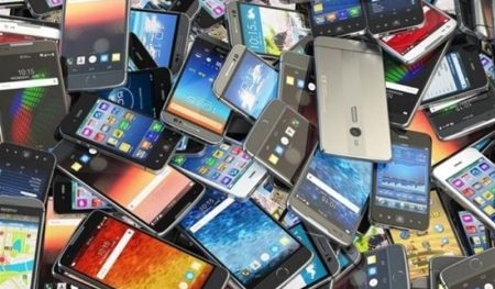 واردات 900 هزار تلفن همراه