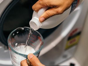  کپک زدن لاستیک درب ماشین لباسشویی از جمله مواردی است که علاوه بر ایجاد ظاهر بد، برای سلامتی نیز مضر است و به همین دلیل در ادامه قصد داریم تا راه هایی برای نحوه تمیز کردن لاستیک درب ماشین لباسشویی ارائه دهیم.