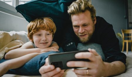 مراقبت‌های پس از خرید اولین گوشی هوشمند برای کودکان و نوجوانان