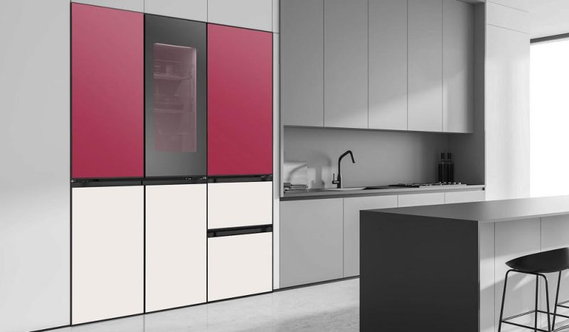 ال‌جی الکترونیکس (LG) در نمایشگاه CES 2023 یخچال‌های پیشرفته جدید خود با نام MoodUP™ را به نمایش می‌گذارد. این ویژگی تجربه‌های کاربری شخصی‌سازی شده‌تری را برای مشتریان فراهم می‌کند. یخچال دارای قابلیت تغیر رنگ ال‌جی، با همکاری موسسه مشهور جهانی رنگ Pantone با افزودن رنگ ارغوانی (Viva Magenta ) که توسط Pantone به عنوان رنگ سال 2023 انتخاب شده است، به مجموعه گزینه‌های رنگی خود، حسی از جنس شجاعت، هیجان و درام را به دکوراسیون داخلی آورده و با ویژگی زنده و پویای این طیف رنگی فضا را پرانرژی می‌کند. یخچال مجهز به MoodUP™ که در نمایشگاه IFA 2022 در سپتامبر سال جاری در برلین رونمایی شد، گزینه‌های رنگی متنوع، غنی و پویایی دارد که کاربر با استفاده از آن‌ها می‌تواند هر گاه که نیاز به ایجاد یک تغییر برای بهبود روحیه خود داشت به آسانی فضای آشپزخانه را عوض کند. با اضافه شدن رنگ ارغوانی با همکاری نزدیک ال‌جی و موسسه رنگ Pantone، پنل درب بالایی یخچال در حال حاضر مجموعاً 23 رنگ زیبا برای انتخاب ارائه می‌دهد. دارندگان یخچال‌های مدل درب فرانسوی(4 درب) می‌توانند با دسترسی به 190،000 ترکیب رنگی مختلف، گزینه‌های متنوعی را با هم آمیخته و ست‌های مختلفی را امتحان کنند تا به رنگی که از هر لحاظ مورد پسندشان است برسند. کاربران MoodUP به راحتی می‌توانند با استفاده از اپلیکیشن ThinQ™ ‌ال‌جی رنگ ارغوانی (و یا هر رنگ دیگری) را انتخاب و برای یخچال خود فعال کنند. با استفاده از پنل‌های LED دارای قابلیت تغییر رنگ بر روی درب‌ها، این راه‌کار نوآورانه ال‌جی به کاربران اجازه می‌دهد که ظاهر یخچال خود را بدون متحمل شدن هزینه و دردسر تعویض، با سلیقه شخصی خود هماهنگ کنند. برای داشتن ظاهری کلاسیک‌تر کاربران می‌توانند پنل‌های LED درب یخچال MoodUP خود را خاموش کرده و از ترکیب رنگی جذاب و لوکس خاکستری و سفید لذت ببرند. این ترکیب زیبا و چشم‌نواز که هرگز قدیمی نمی‌شود به خوبی با هر نوع دکوراسیونی هماهنگ شده و سایه‌روشن‌های طبیعی رنگ سنگ‌ها را در ذهن تداعی می‌کند. لیو جائه چئول مدیر شرکت لوازم خانگی و راه‌کارهای تهویه مطبوع ال‌جی الکترونیکس:"با افزوده شدن رنگ ارغوانی(Pantone) که رنگ سال 2023است،اکنون یخچال MoodUP ال¬جی تجسمی از کاربری آسان و تطبیق‌پذیری لوازم خانگی نوآورانه ThinQ UP ال‌جی است. ما به توسعه راه‌کارهای پیشرفته زندگی با ارائه تجربه‌های کاربری متمایز و قابلیت‌های ارتقاء بی‌سابقه ادامه می‌دهیم." ال‌جی جدیدترین لوازم خانگی خود، از جمله یخچال LG InstaView MoodUP را در غرفه نمایشگاهی خود در نمایشگاه CES 2023 در لاس‌وگاس از ژانویه به نمایش خواهد گذاشت.