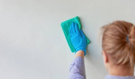 تمیز کردن دیوارها برای خانه تکانی عید