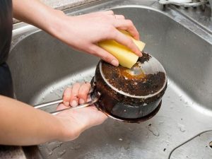 ترفندهایی برای تمیز کردن ظروف تفلون