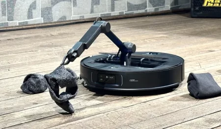 Roborock Saros Z70 در نمایشگاه CES 2025؛ جارو رباتیک جدیدی که می تواند جوراب ها را بردارد!